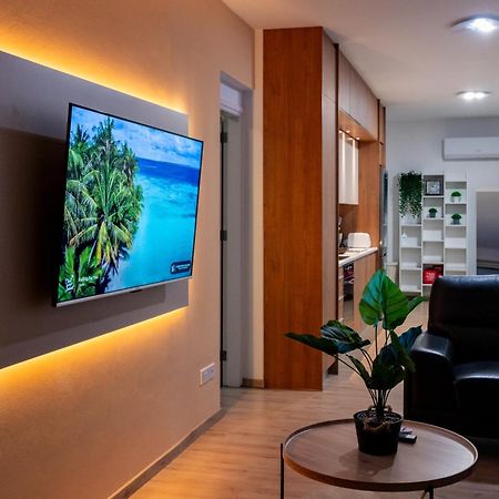 Earth Apartment Larnaca Bagian luar foto