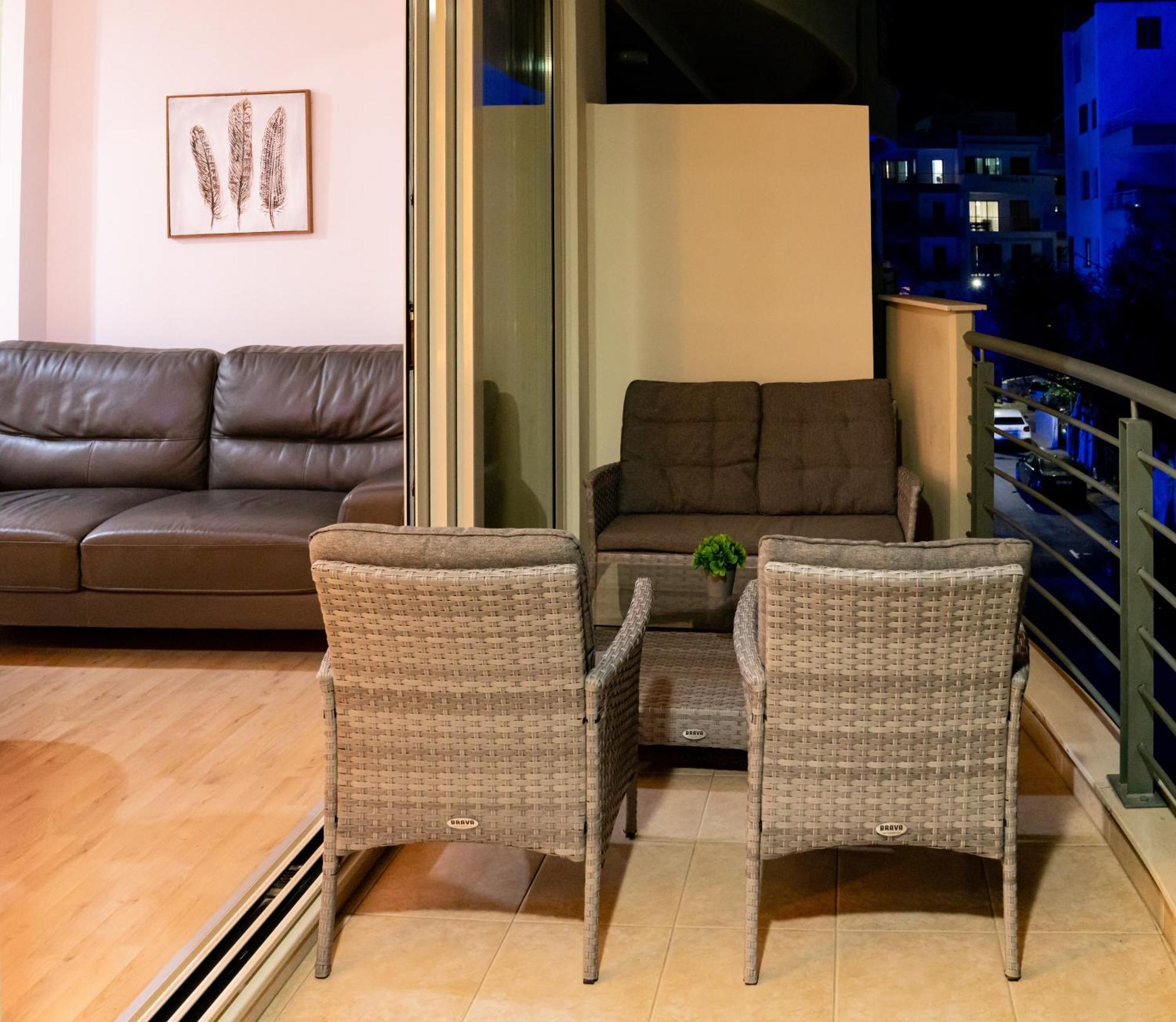 Earth Apartment Larnaca Bagian luar foto